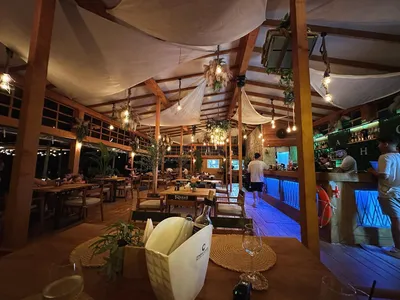 MahoBeach beach bar Mamaia – Muzică, vibe și distracție!
